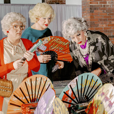 Members of the Hell in a Handbag drag troupe shop for fans at the GoldenCon fan convention, which featured a vendors market for sundry items like ?Golden Girls? fans, in Chicago, April 22, 2022. In the three decades since it went off the air, it?s as if the ?The Golden Girls? never left. A mainstay of syndication and streaming, the show has since expanded its fan base and made the Girls into LGBTQ icons. (Evan Jenkins/The New York Times) ORG XMIT: XNYT82