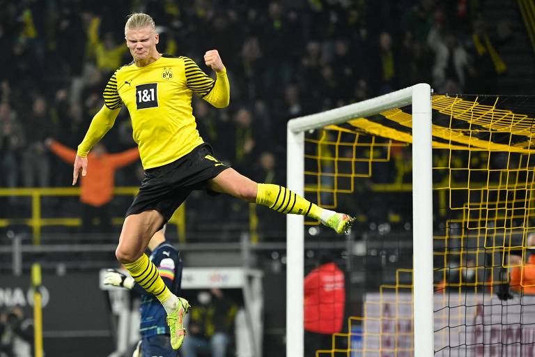Haaland comemora gol pelo Borussia Dortmund pela Bundesliga
