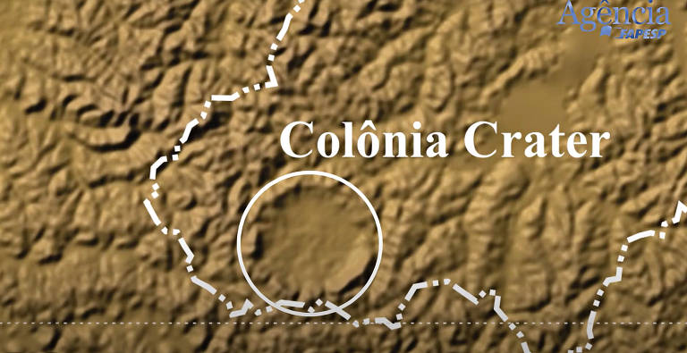 Foram descobertas esférulas nos sedimentos presentes no interior da cratera, em profundidades de 180 m a 224 m. Sua forma sugere que as rochas locais foram pulverizadas, nebulizadas e lançadas para o alto devido à colisão