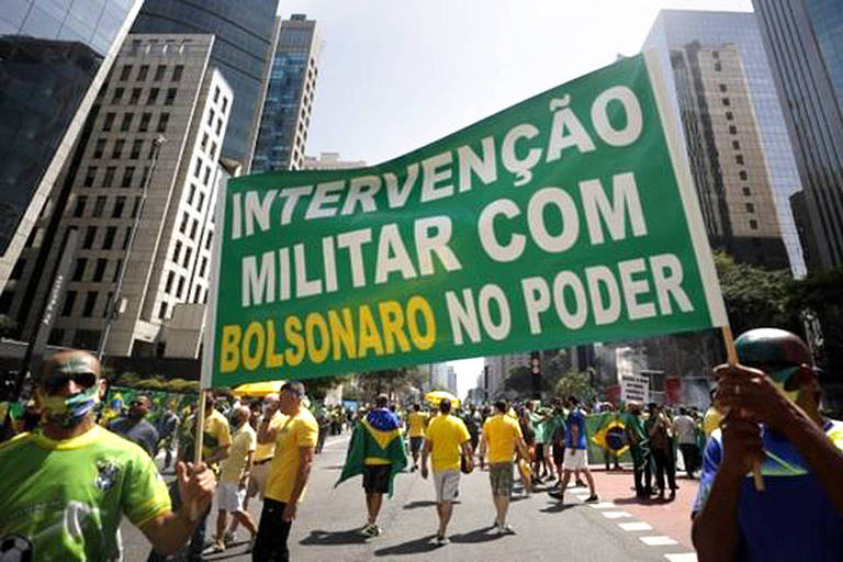 Militantes de direita pedem golpe militar na Avenida Paulista durante manifestações do 7 de setembro