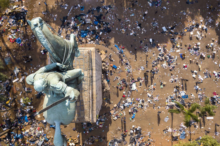 Foto da praça Princesa Isabel, no centro de São Paulo, vista de cima pelo mesmo ângulo da anterior. Vê-se um monumento que fica na praça agora cercado apenas por lixo, não restou pessoas ou barracas mais no local após megaoperação da policia civil e prefeitura
