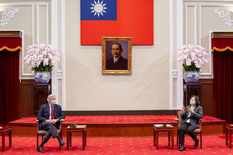 A presidente de Taiwan, Tsai Ing-wen, conversa com o senador americano Lindsey Graham em Taipei