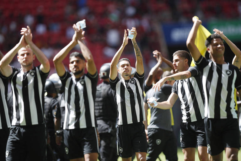 Jogadores do Botafogo celebram a vitória sobre o Flamengo no Brasileiro