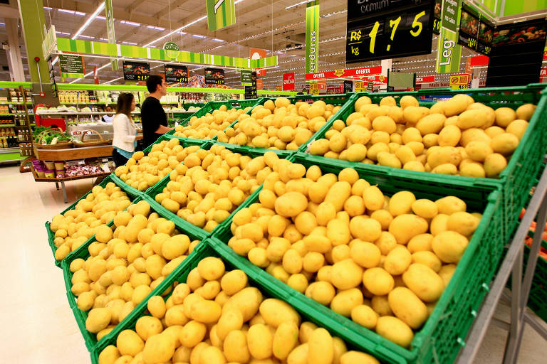 Banca de batatas em supermercado no interior de SP