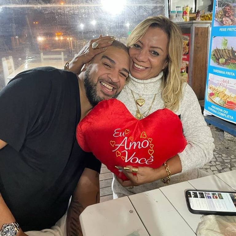 O ex-jogador Adriano Imperador com delegada Adriana Belém presa na Operação Calígula