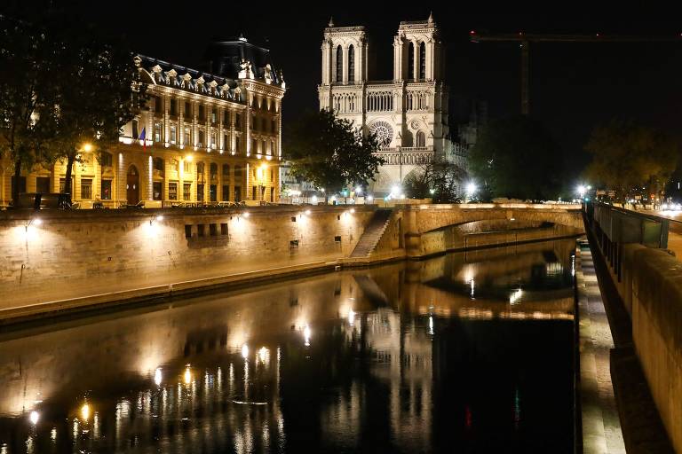 Vista da Catedral de Notre Dame refletida no Sena, durante o lockdown de 2020, em Paris