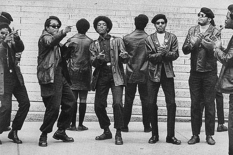 Integrantes do Partido dos Panteras Negras fazem protesto, em Nova York, em 1969, pedindo a liberação de colega acusado de participar de atentado
