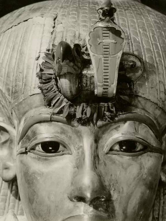 Caixão externo de Tutancâmon, onde concentra-se na guirlanda de flores e folhas de oliveiras que adornam a testa do jovem rei