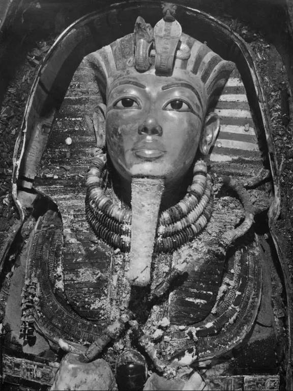 A máscara de ouro maciço de Tutancâmon, encontrada em seu corpo mumificado