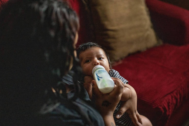 Ashley Aguirre alimenta seu filho de 1 mês, Deandrew Colins, em sua casa em San Antonio