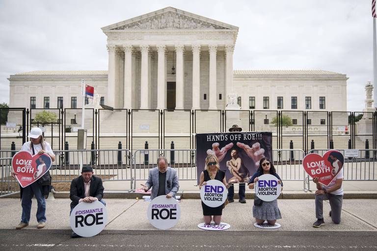Ativistas antiaborto se ajoelham e rezam em frente à Suprema Corte dos EUA, no mesmo dia em que o Senado americano rejeitou proposta que legalizaria o procedimento no país

