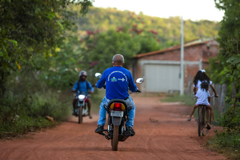 Agentes de Saúde Antônio Alves Campelo, 61, de Altos, Piauí, usa moto para trabalhar como agente de saúde
