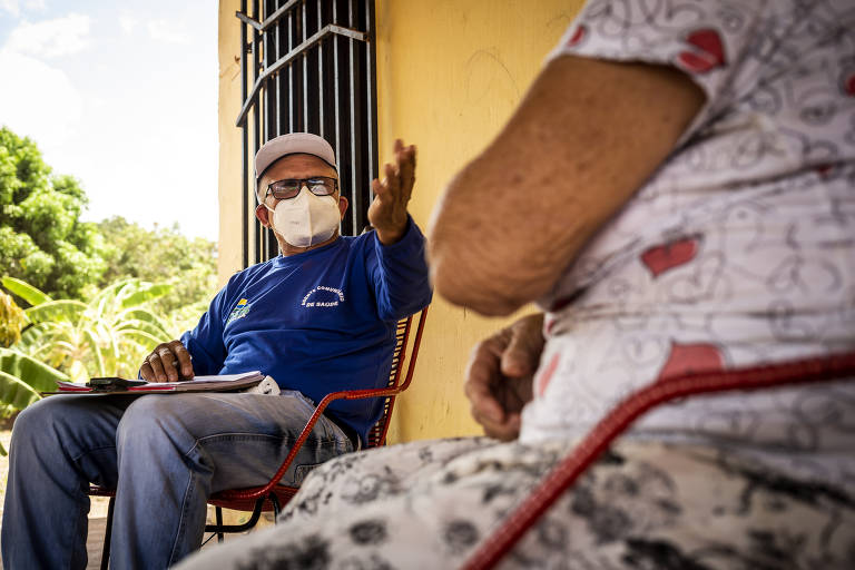 O agente de saúde Antônio Alves Campelo, 61, atende paciente de Altos (PI)