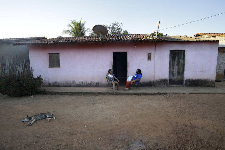 A agente Maria das Dores Martins Silva (à direita) visita paciente dentro de sua casa em Sumama, em São Domingos do Maranhão