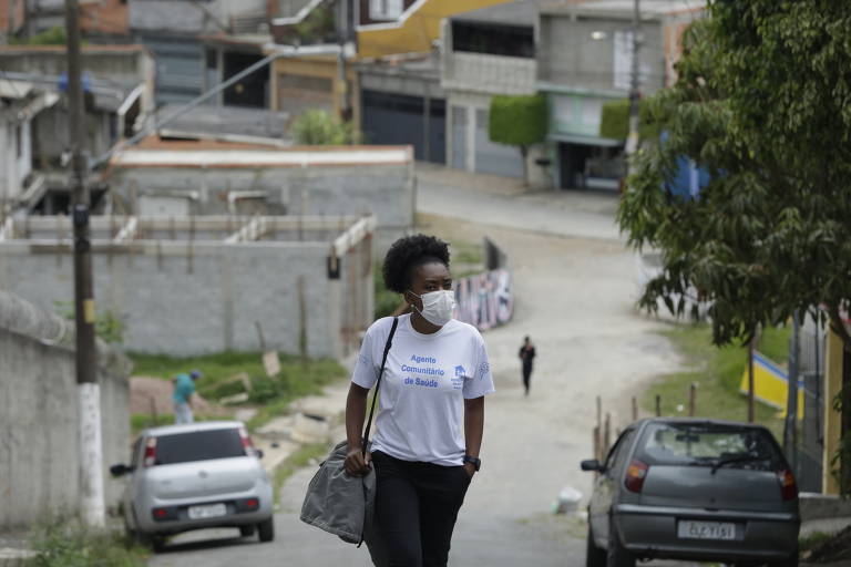 A agente comunitária de saúde Catarina de Jesus em comunidade de Cidade Tiradentes, zona leste de São Paulo, em setembro de 2021