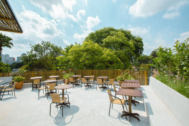 Ambiente do Terraço Dhomus, que ocupa a cobertura do restaurante de mesmo nome, no Itaim