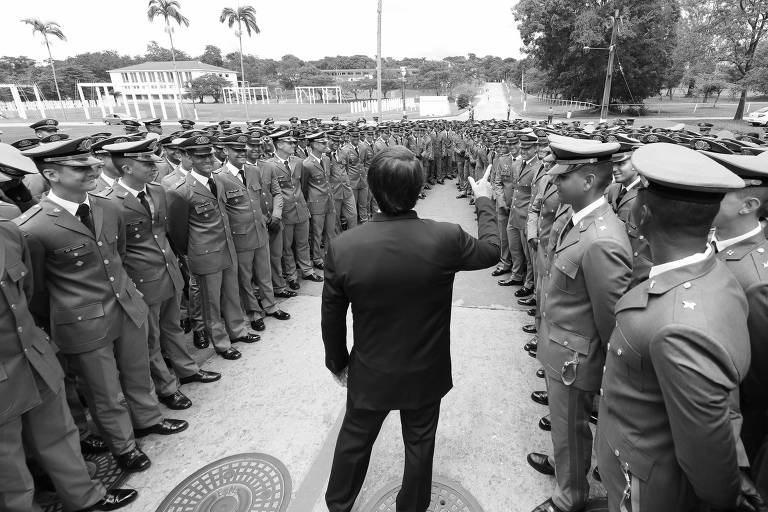 (Resende - RJ, 05/12/2020) Presidente da República Jair Bolsonaro, conversa com os aspirantes antes da cerimônia.Foto: Marcos Corrêa/PR