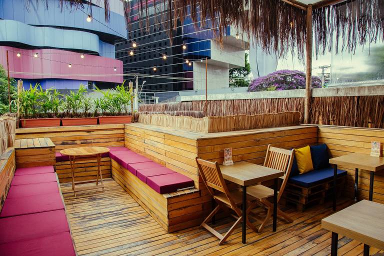 Terraço do Quadrado, restaurante inspirado em Trancoso, com vista para o Tomie Ohtake, em Pinheiros