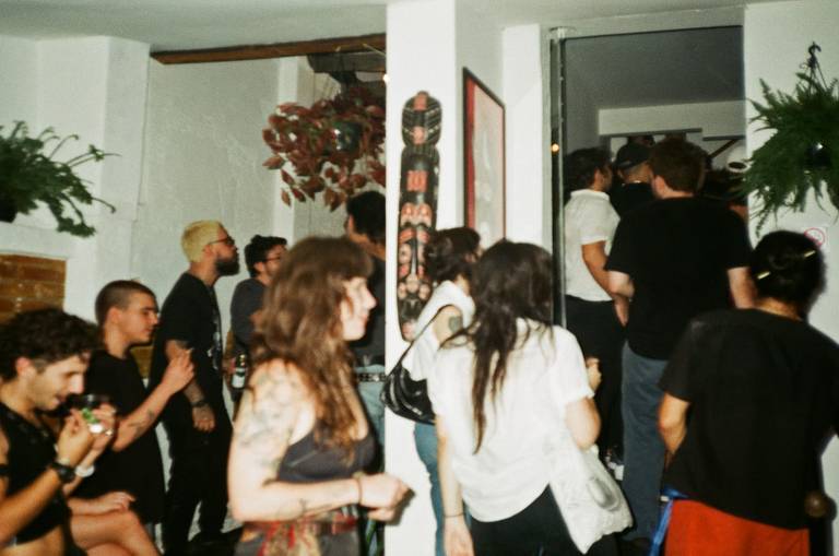 Conheça o Porta, bar em Pinheiros que tem shows de músicas estranhas