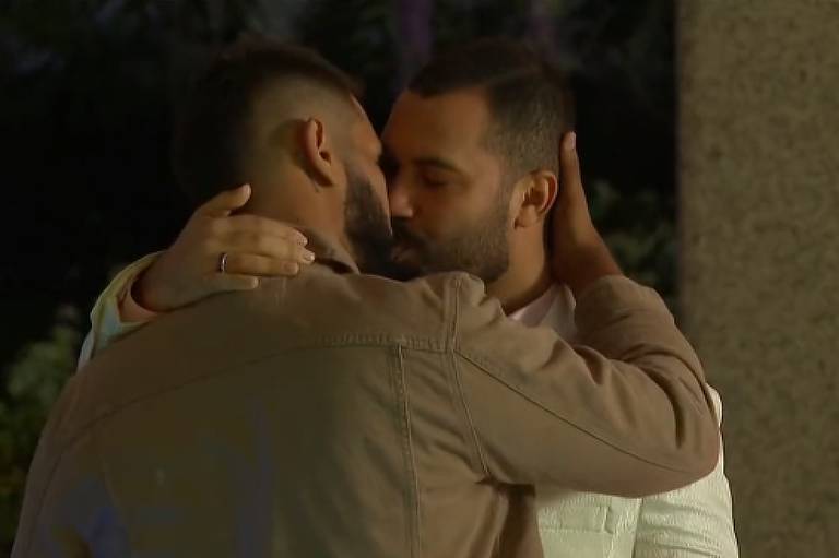 Dois homens se beijando