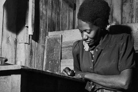Carolina Maria de Jesus, fotografada em 27 de maio de 1952 por Norberto Neves. Coleção Arquivo Público do Estado de São Paulo, Fundo Jornal Última Hora, São Paulo, Folhapress