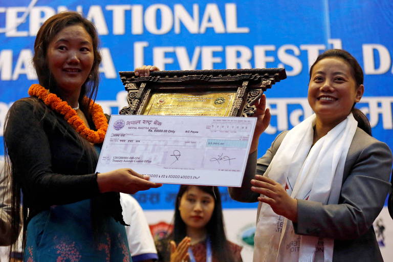 A nepalesa Lhakpa Sherpa, 48, quando recebeu um prêmio após escalar o Everest pela nona vez, em 2018