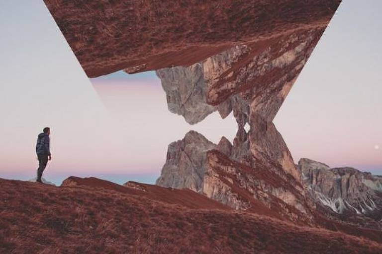 Imagem panorâmica mostra um homem observando uma montanha
