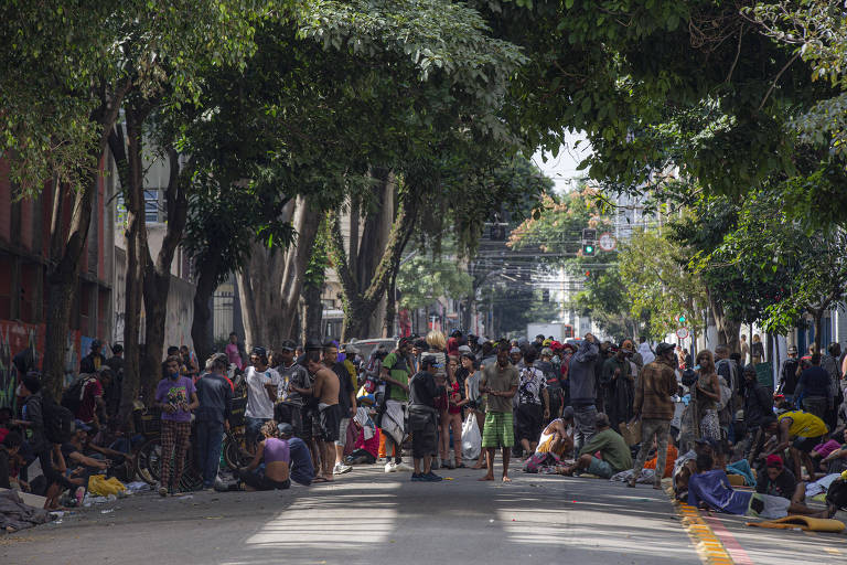 Multidão de moradores e rua e usuários bloqueia rua