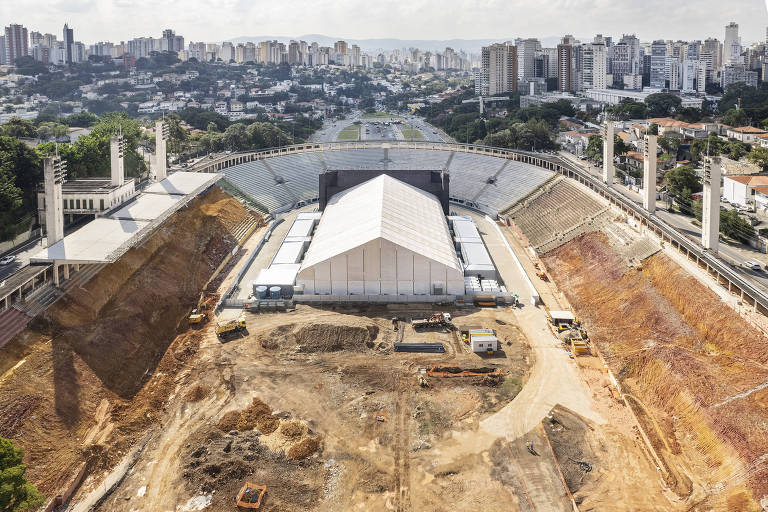 O estádio do Pacaembu após a demolição de parte das arquibancadas 