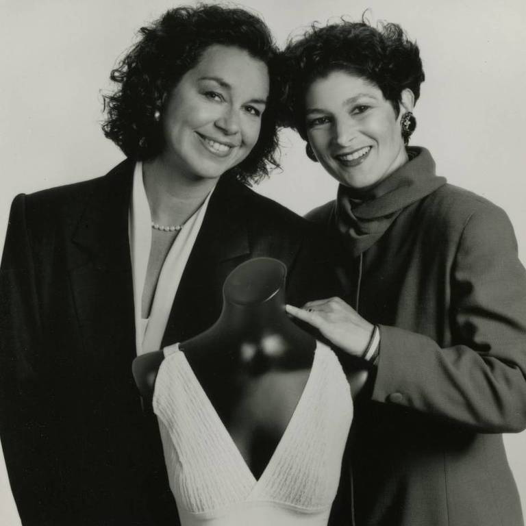 duas mulheres brancas posam com modelo de sutiã