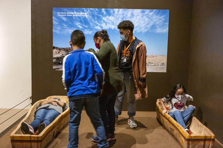 A mostra contempla atividades interativas, como observar uma múmia de dentro de caixões egípcios e entrar na tumba de Nefertari 