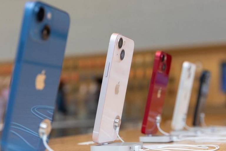 Governo orienta Procons a processarem Apple e Samsung por celular sem carregador