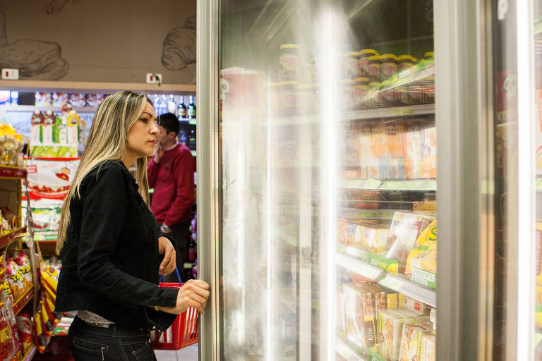 Estoques de supermercados caem em abril