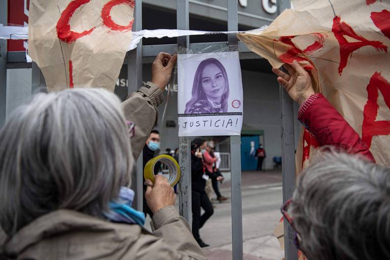 Manifestantes colocam foto da jornalista Francisca Sandoval no portão do hospital em que ela estava internada, em Santiago 