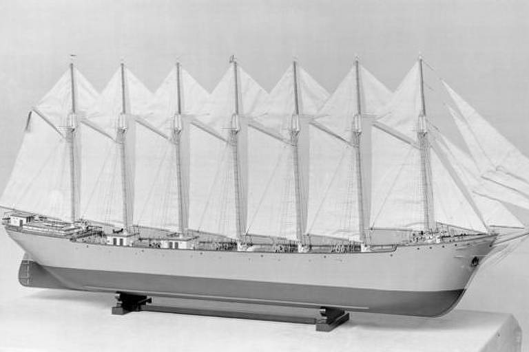 Imagem em preto e branco mostra a maquete de uma embarcação