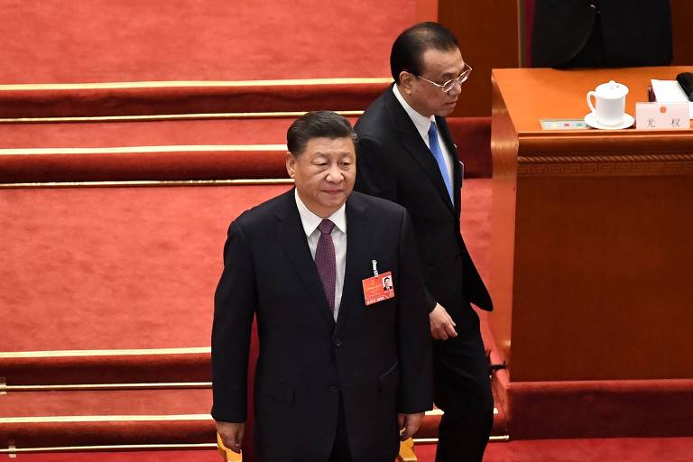 O líder chinês, Xi Jinping, à frente, e o premiê Li Keqiang, no Grande Salão do Povo, em Pequim