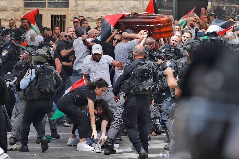 Polícia de Israel bate em manifestantes que carregavam caixão de jornalista da Al Jazeera