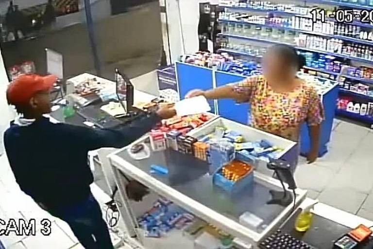 Ladrão recebe receita médica de idosa em farmácia enquanto assaltava local