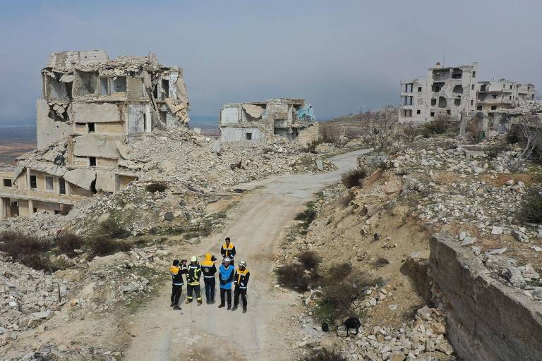 Soldados da Síria na cidade de Ariha, devastada pela guerra, na província de Idlib 