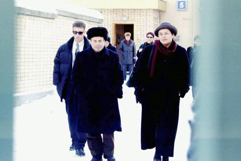 O ex-dissidente soviético Natan Sharansky, então ministro em Israel, durante visita à prisão na Sibéria onde ficou acusado de trair Moscou
