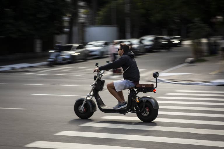 Scooter elétrica na av. Brigadeiro Faria Lima, na zona oeste de São Paulo; proprietário terá mais de dois anos de prazo para regularizar veículo no Detran