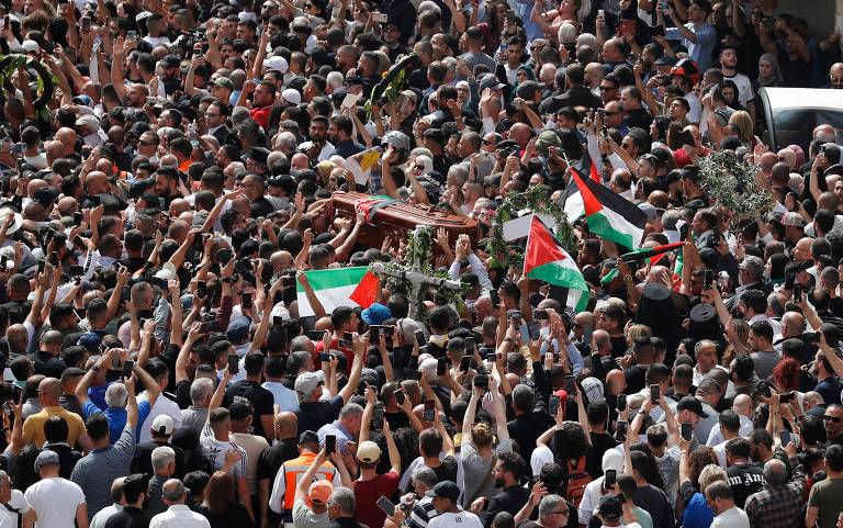 Palestinos carregam o caixão da jornalista Shireen Abu Akle, da Al-Jazeera, durante seu cortejo fúnebre em Jerusalém