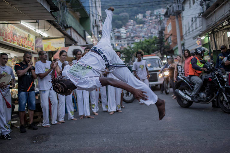Roda de capoeira na entrada da favela da Rocinha, na cidade do Rio de Janeiro
