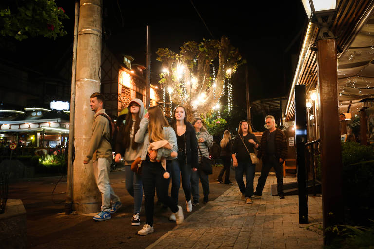 Movimento de turistas no bares e restaurantes na região de Capivari, em Campos do Jordão, quando fez 7° C