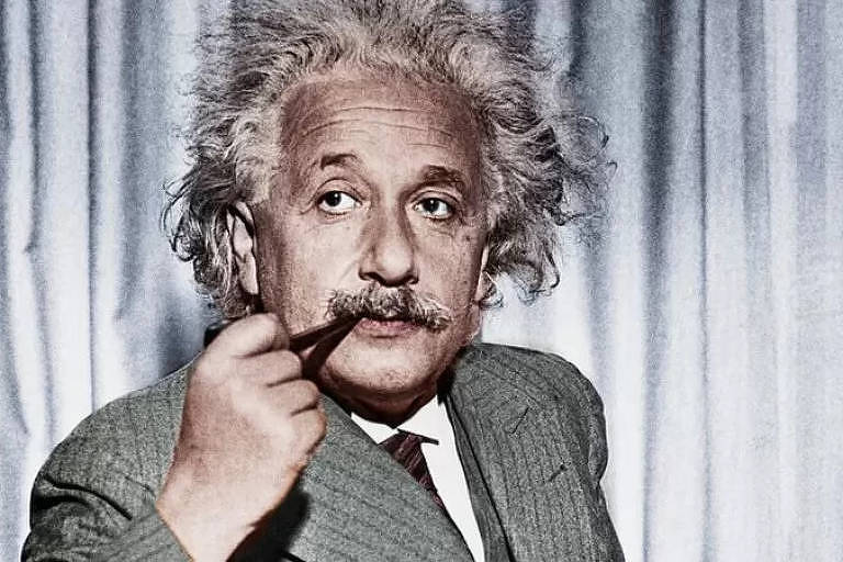 Albert Einstein com cachimbo na boca