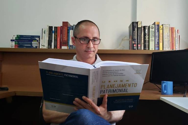 Michael Viriato estudando o livro Planejamento Patrimonial de David Roberto R. Soares da Silva.