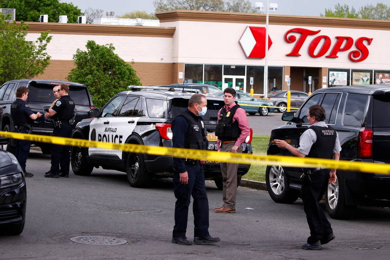Policiais isolam área após ataque a tiros em supermercado de Buffalo, nos EUA