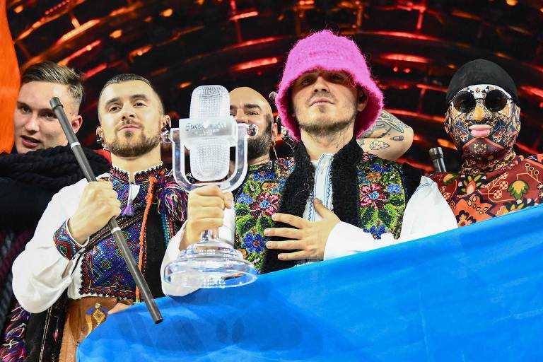 Banda ucraniana Kalush Orchestra posa com o troféu da vitória do Eurovision 2022