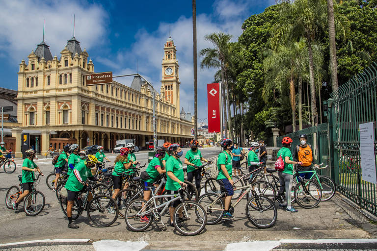 Grupo de ciclistas em frente ao prédio da estação da Luz