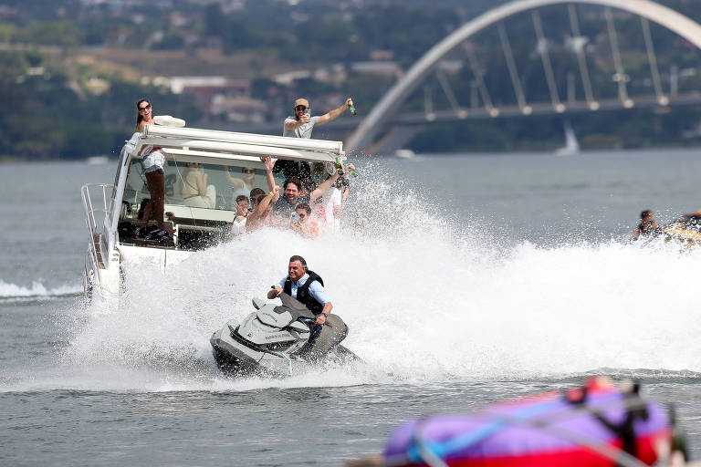 Jair Bolsonaro passeia de jet ski em meio a barcos no lago Paranoá, próximo ao Palácio da Alvorada